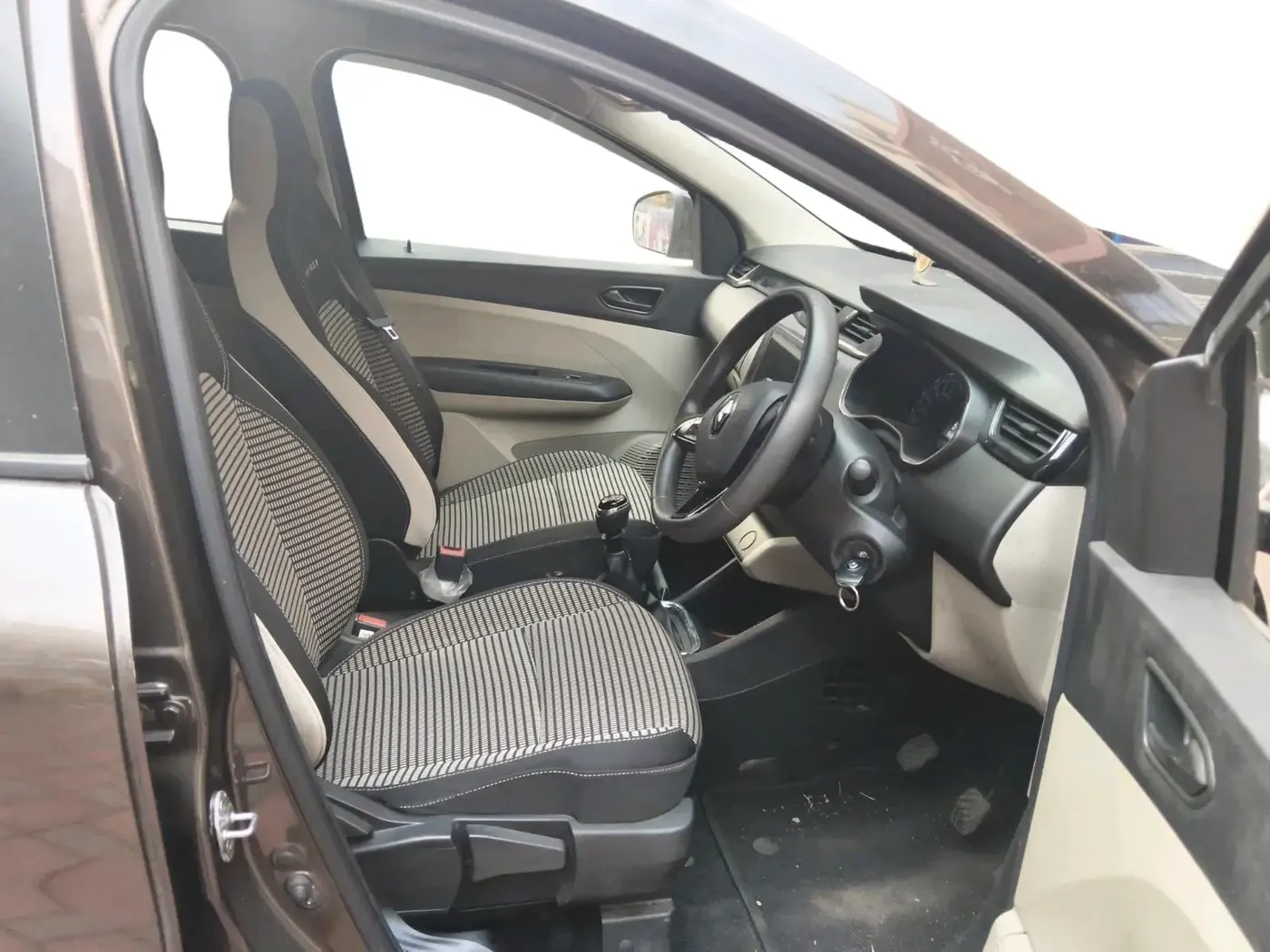 2022 Renault TRIBER RXT, Petrol, Manual, 25,508 km, interior