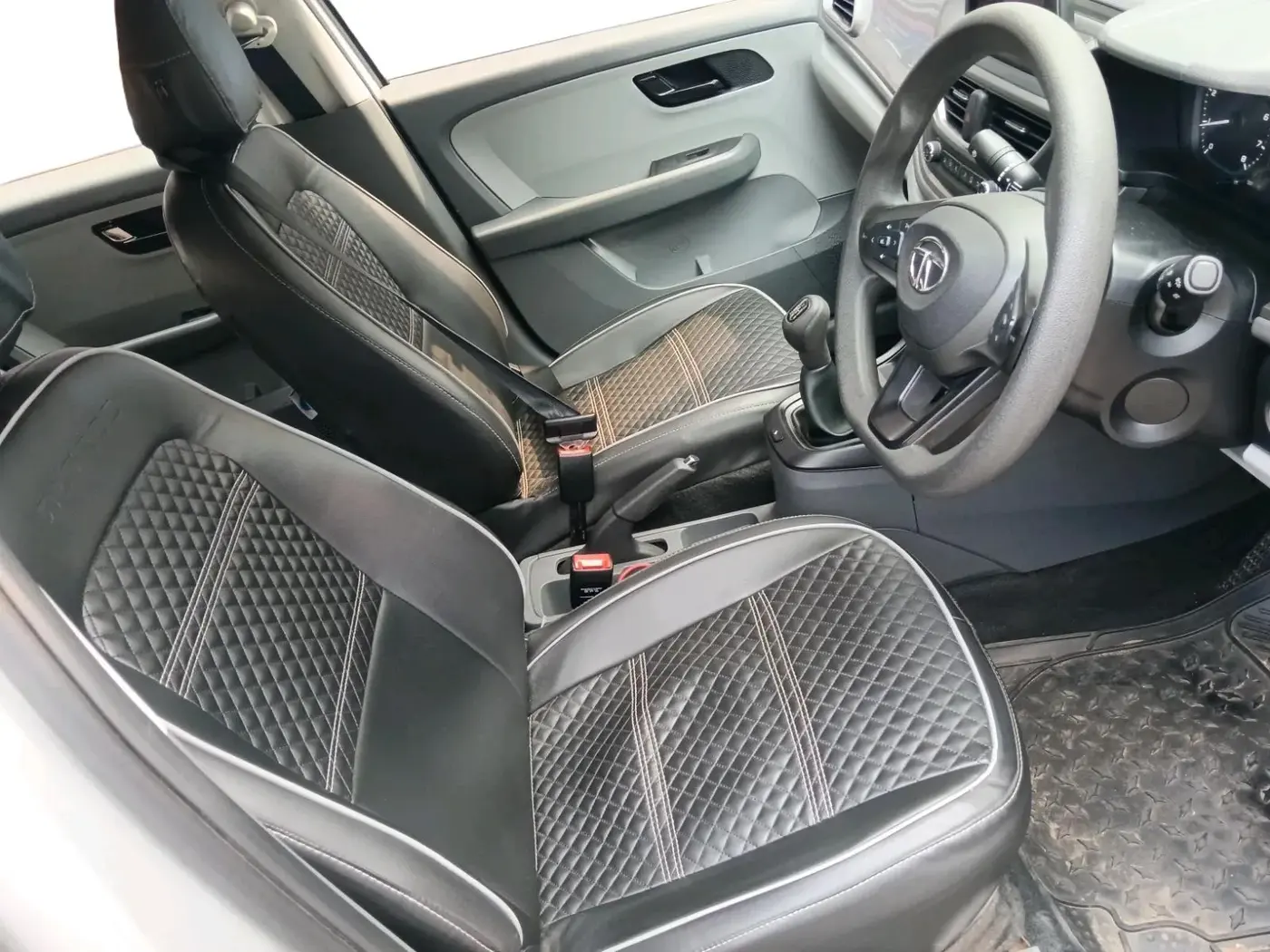 2020 Tata ALTROZ XT PETROL, Petrol, Manual, 32,068 km, interior