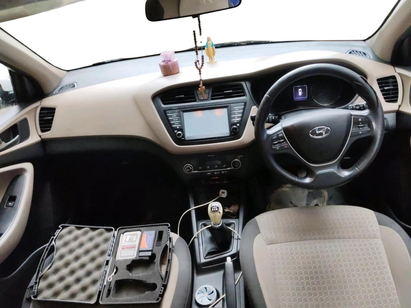 2017 Hyundai Elite i20 ASTA 1.2 (O), Petrol, Manual, 1,62,704 km, interior