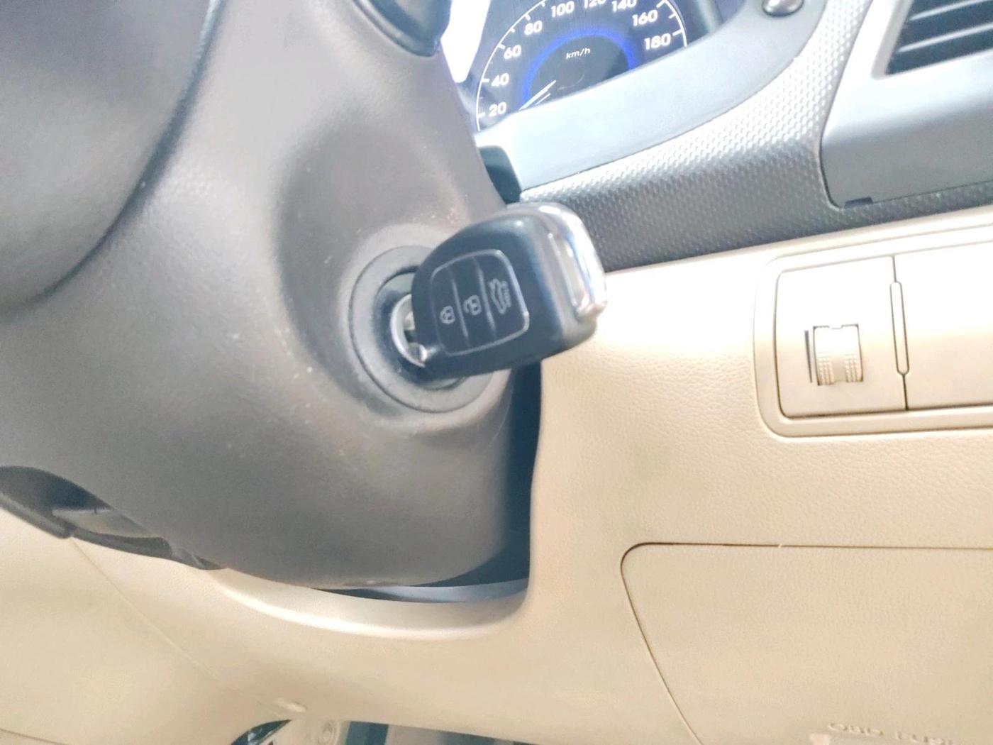 2013 Hyundai Verna FLUIDIC 1.6 CRDI SX, Diesel, Manual, 90,923 km, interior