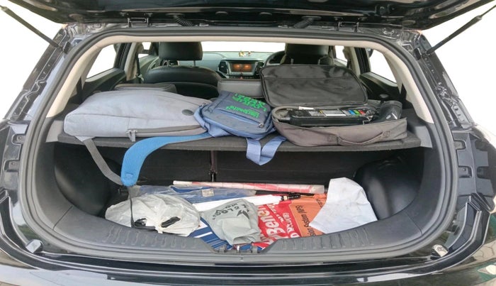 2023 Mahindra XUV400 EL 7.2 KW, Electric, Automatic, 1,01,437 km, exterior