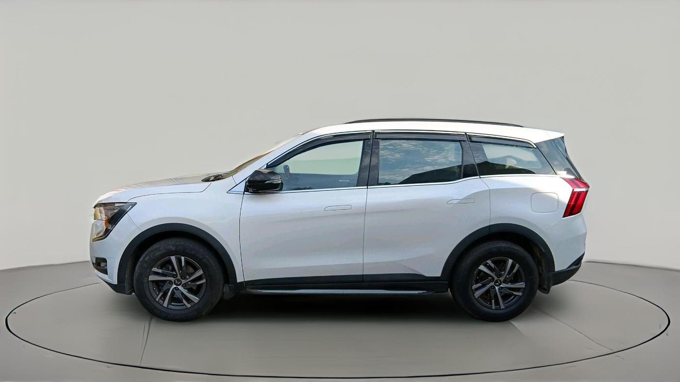 2023 Mahindra XUV700 AX 5 D MT 7 STR, Diesel, Manual, 32,989 km, exterior