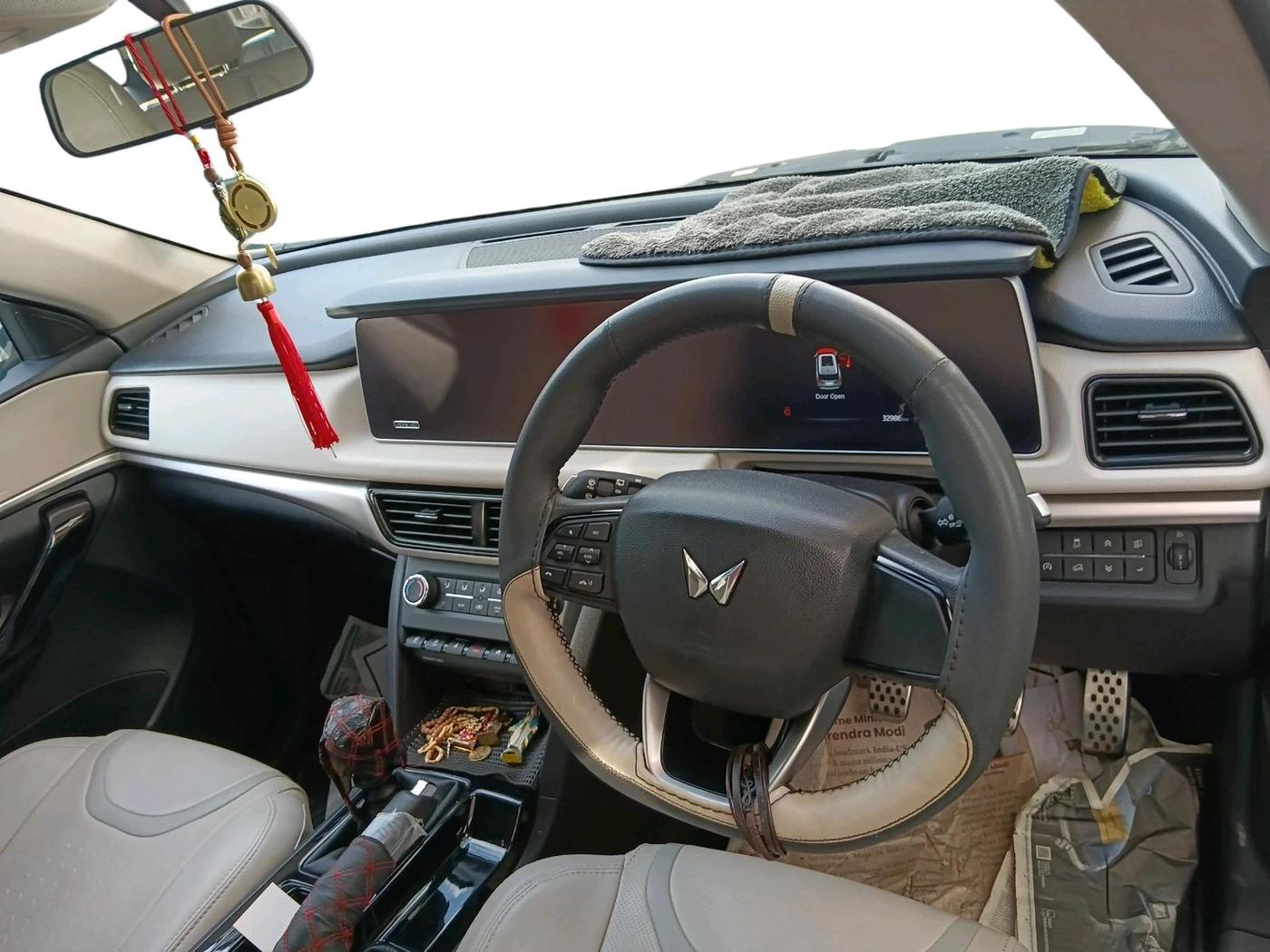 2023 Mahindra XUV700 AX 5 D MT 7 STR, Diesel, Manual, 32,989 km, interior