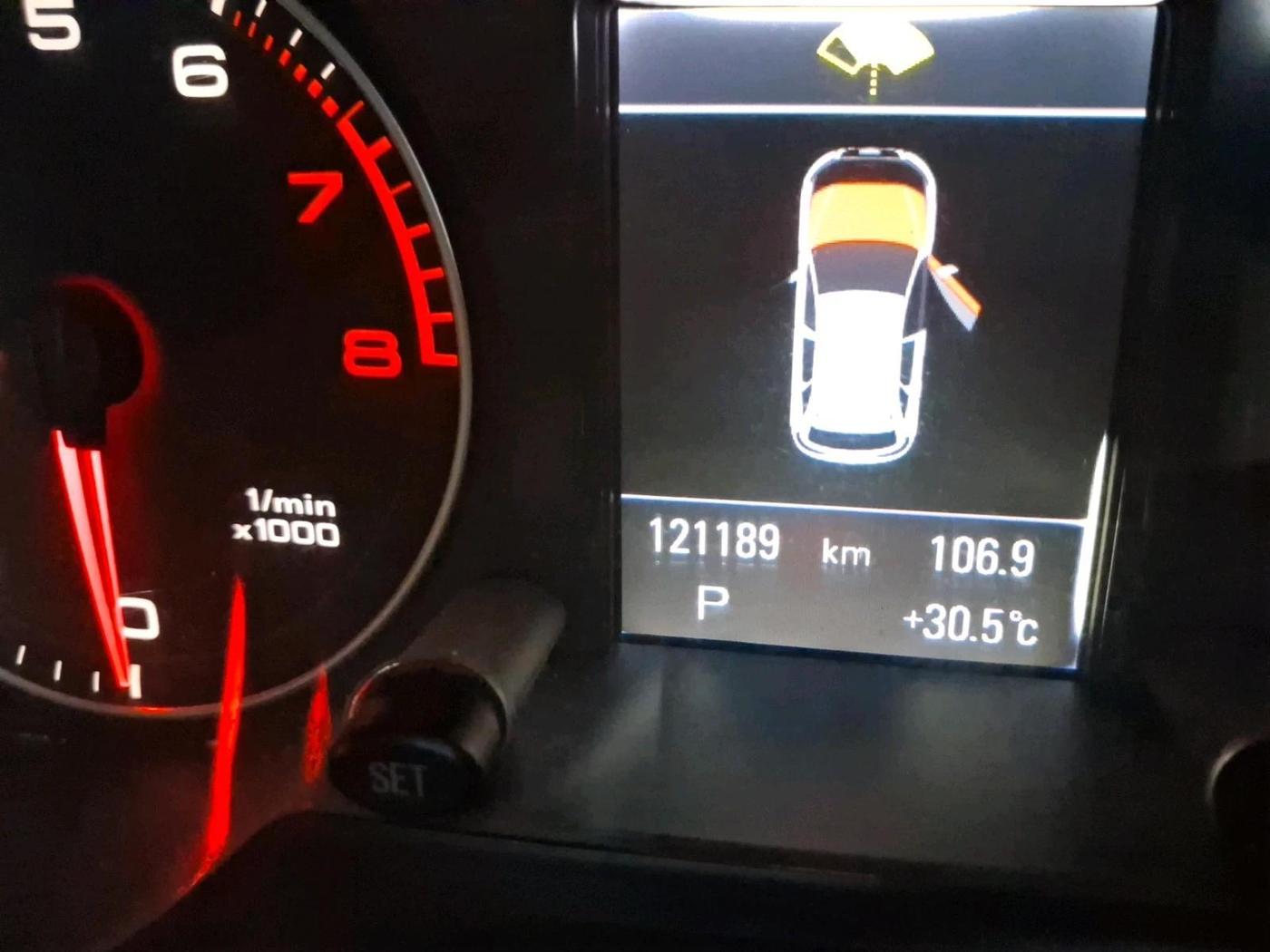 2011 Audi Q5 2.0 TFSI QUATTRO, Petrol, Automatic, 1,21,189 km, interior