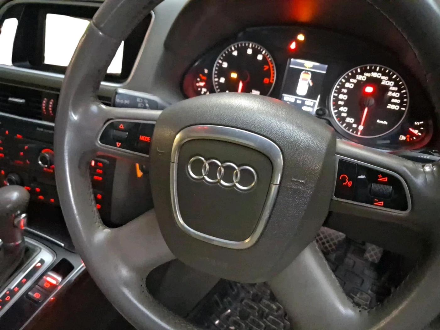 2011 Audi Q5 2.0 TFSI QUATTRO, Petrol, Automatic, 1,21,189 km, interior