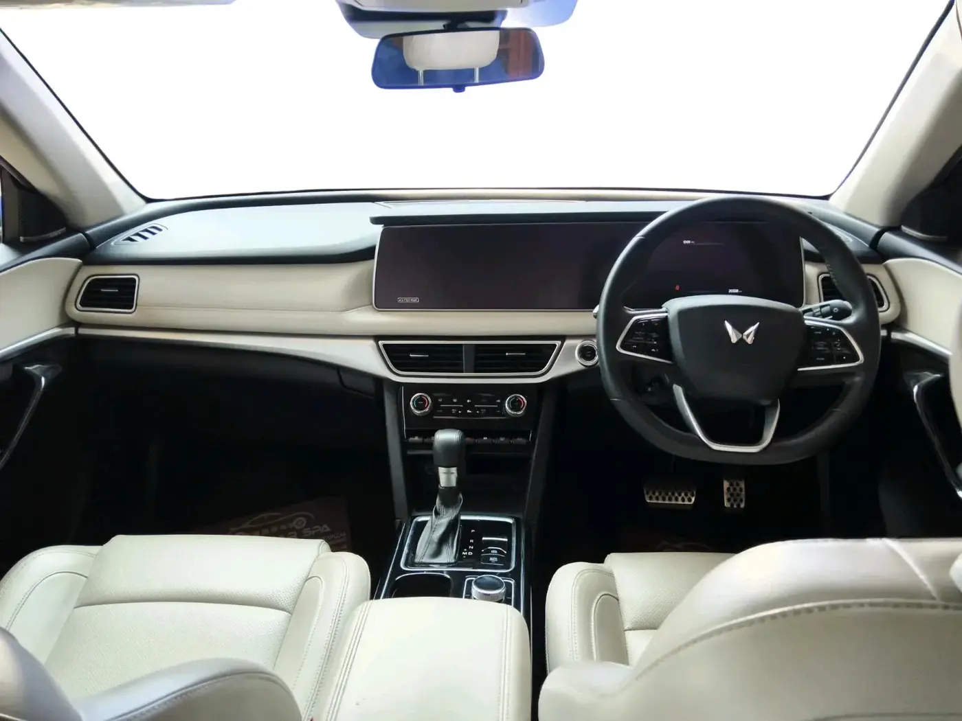 2022 Mahindra XUV700 AX 7 LUXURY D AT 7 STR, Diesel, Automatic, 20,328 km, interior