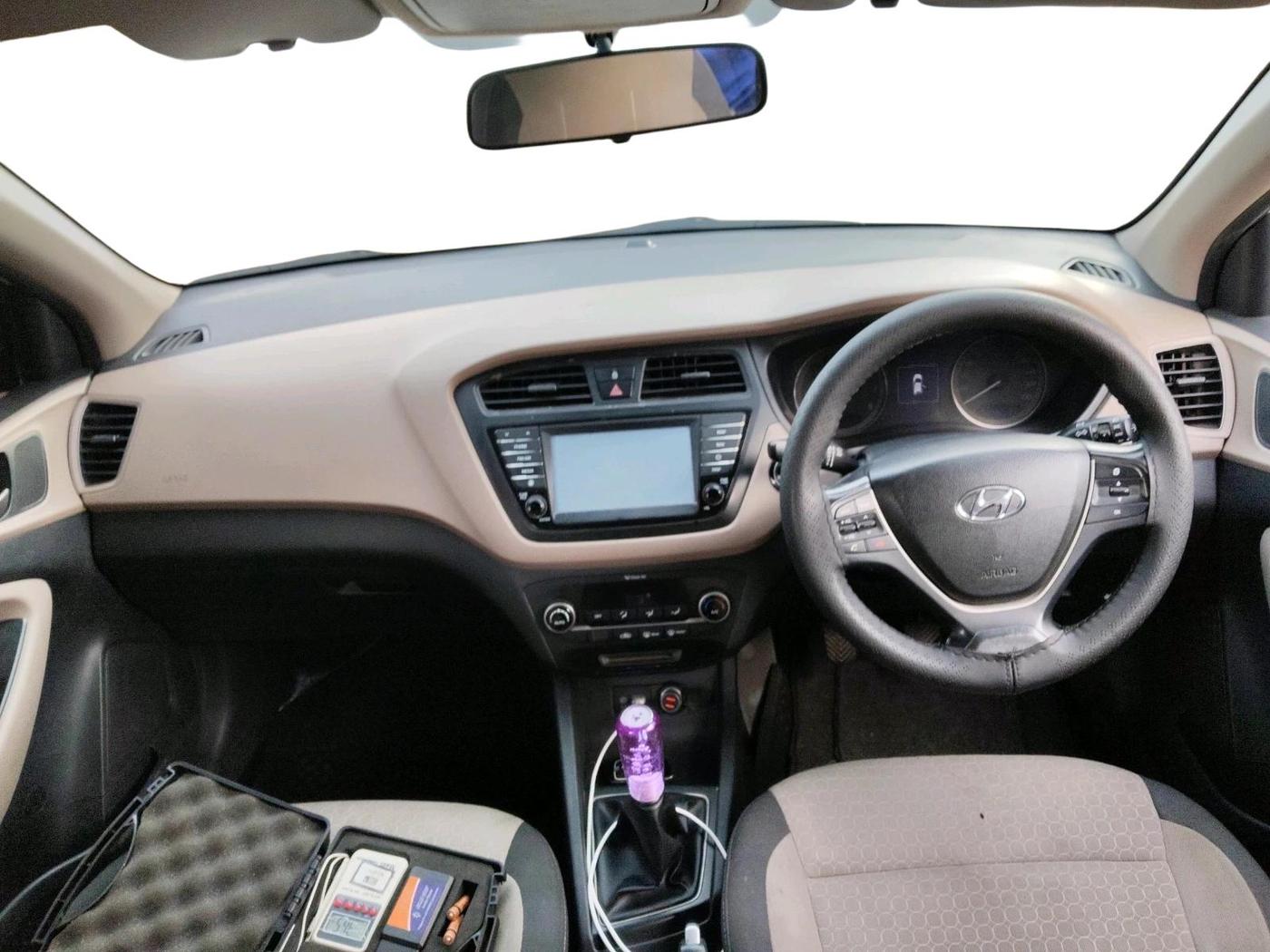 2017 Hyundai Elite i20 ASTA 1.2 DUAL TONE, Petrol, Manual, 1,03,488 km, interior