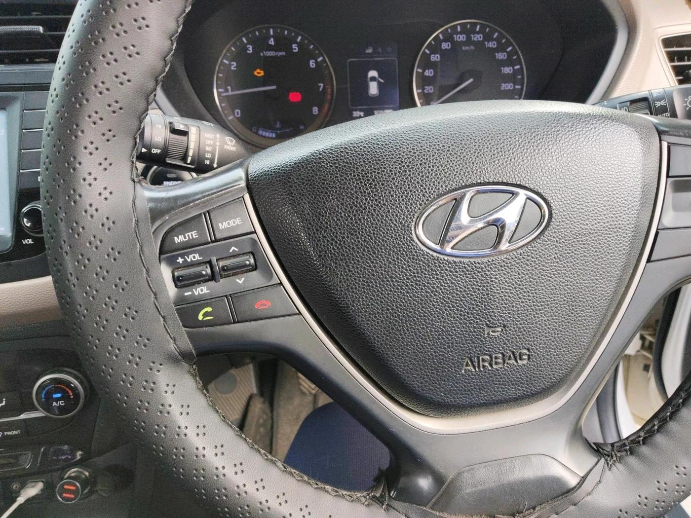 2017 Hyundai Elite i20 ASTA 1.2 DUAL TONE, Petrol, Manual, 1,03,488 km, interior