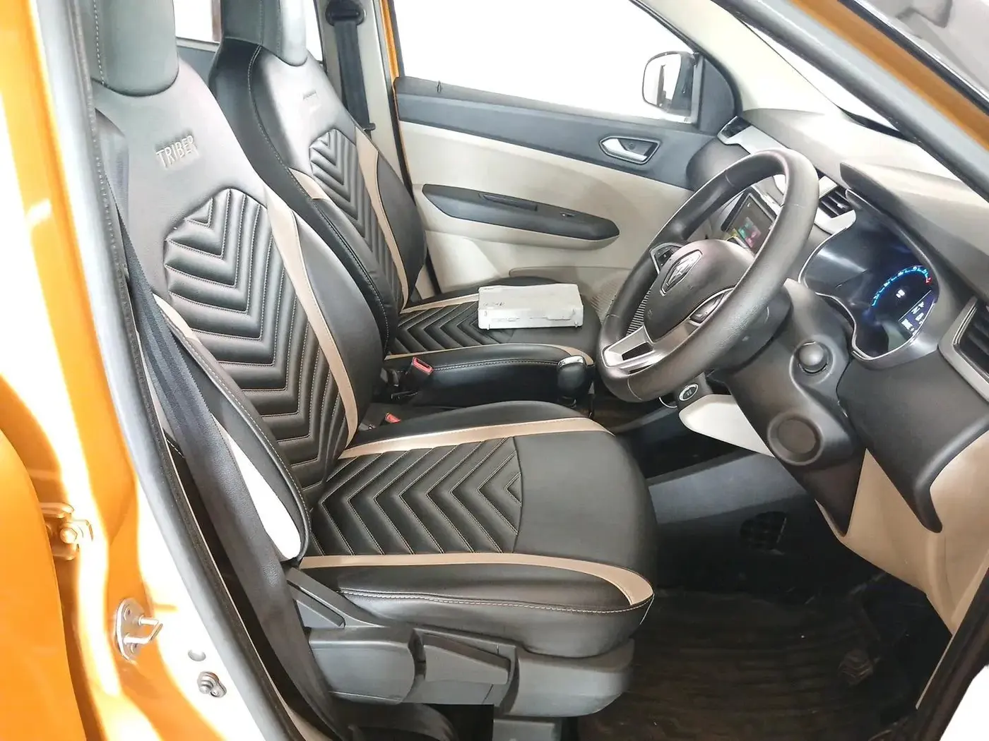 2023 Renault TRIBER RXZ AMT, Petrol, Automatic, 24,557 km, interior