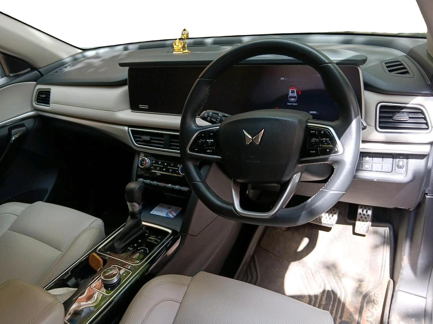 2022 Mahindra XUV700 AX 7 LUXURY P AT 7 STR, Petrol, Automatic, 23,078 km, interior