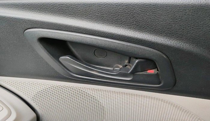 2020 Mahindra XUV300 W6 1.2 PETROL, Petrol, Manual, 1,21,596 km, interior