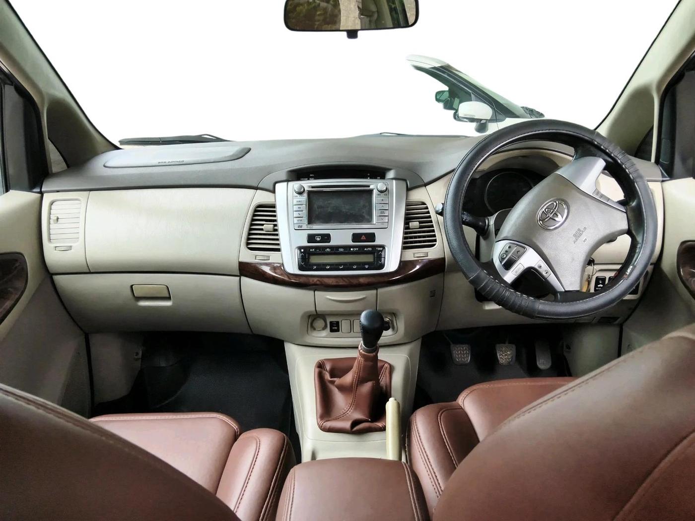 2012 Toyota Innova 2.5 VX 7 STR, Diesel, Manual, 3,15,261 km, interior