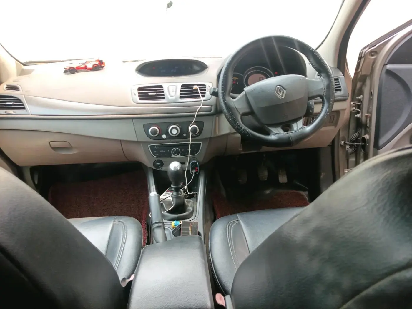 2012 Renault Fluence 1.5 E2, Diesel, Manual, 1,33,831 km, interior