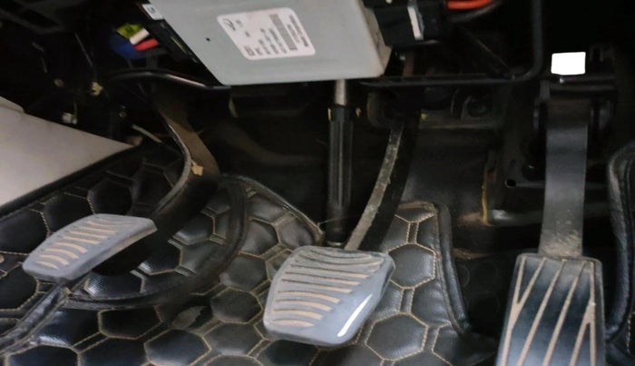 2020 Mahindra XUV300 W6 1.5 DIESEL, Diesel, Manual, 1,07,061 km, interior