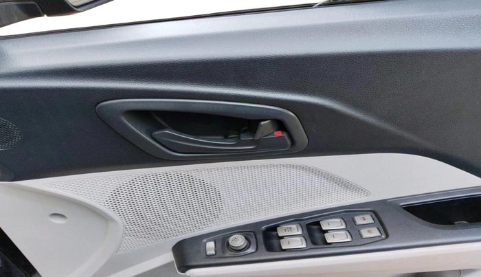 2020 Mahindra XUV300 W6 1.5 DIESEL, Diesel, Manual, 1,07,061 km, interior