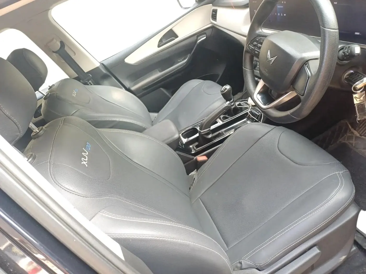 2022 Mahindra XUV700 AX 5 P MT 7 STR, Petrol, Manual, 23,148 km, interior