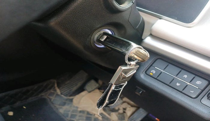 2022 Mahindra XUV700 AX 5 P MT 7 STR, Petrol, Manual, 23,148 km, interior