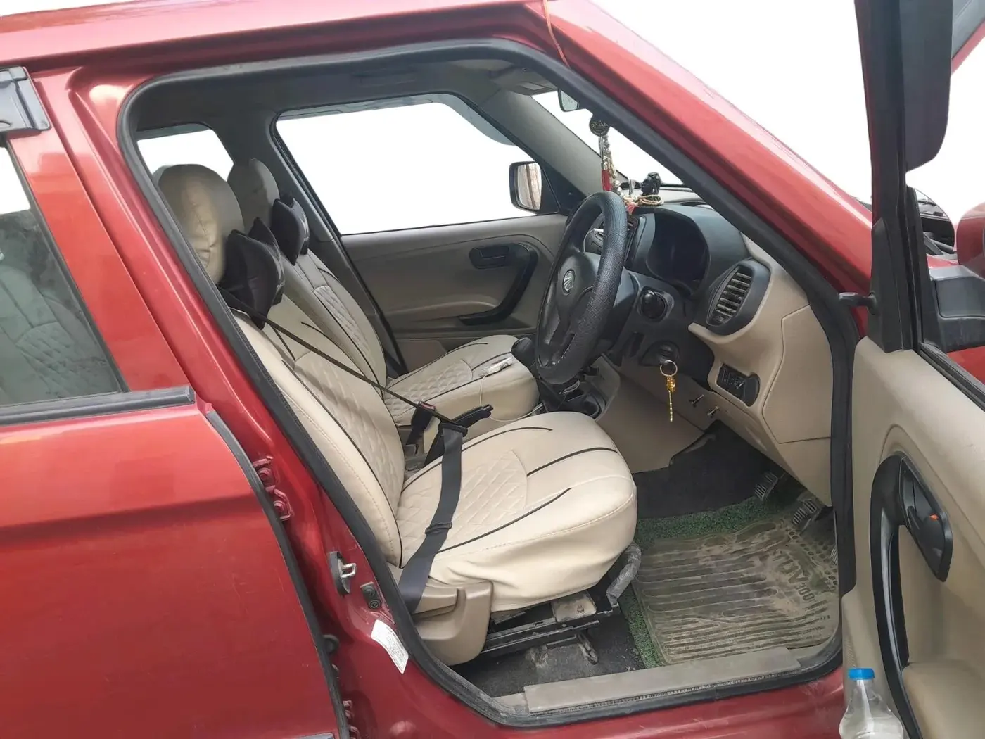 2015 Mahindra TUV300 T6 PLUS, Diesel, Manual, 1,45,606 km, interior