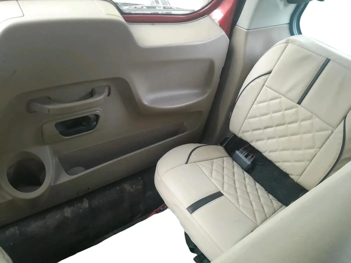 2015 Mahindra TUV300 T6 PLUS, Diesel, Manual, 1,45,606 km, interior