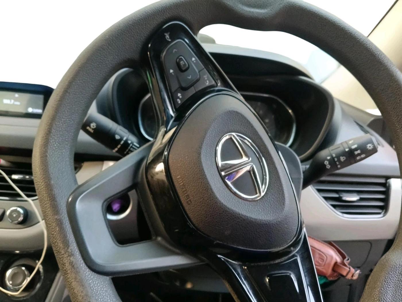 2022 Tata NEXON XM SUNROOF PETROL, Petrol, Manual, 16,546 km, interior