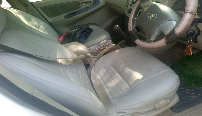 2013 Toyota Innova 2.5 GX 7 STR, Diesel, Manual, 1,43,581 km, interior