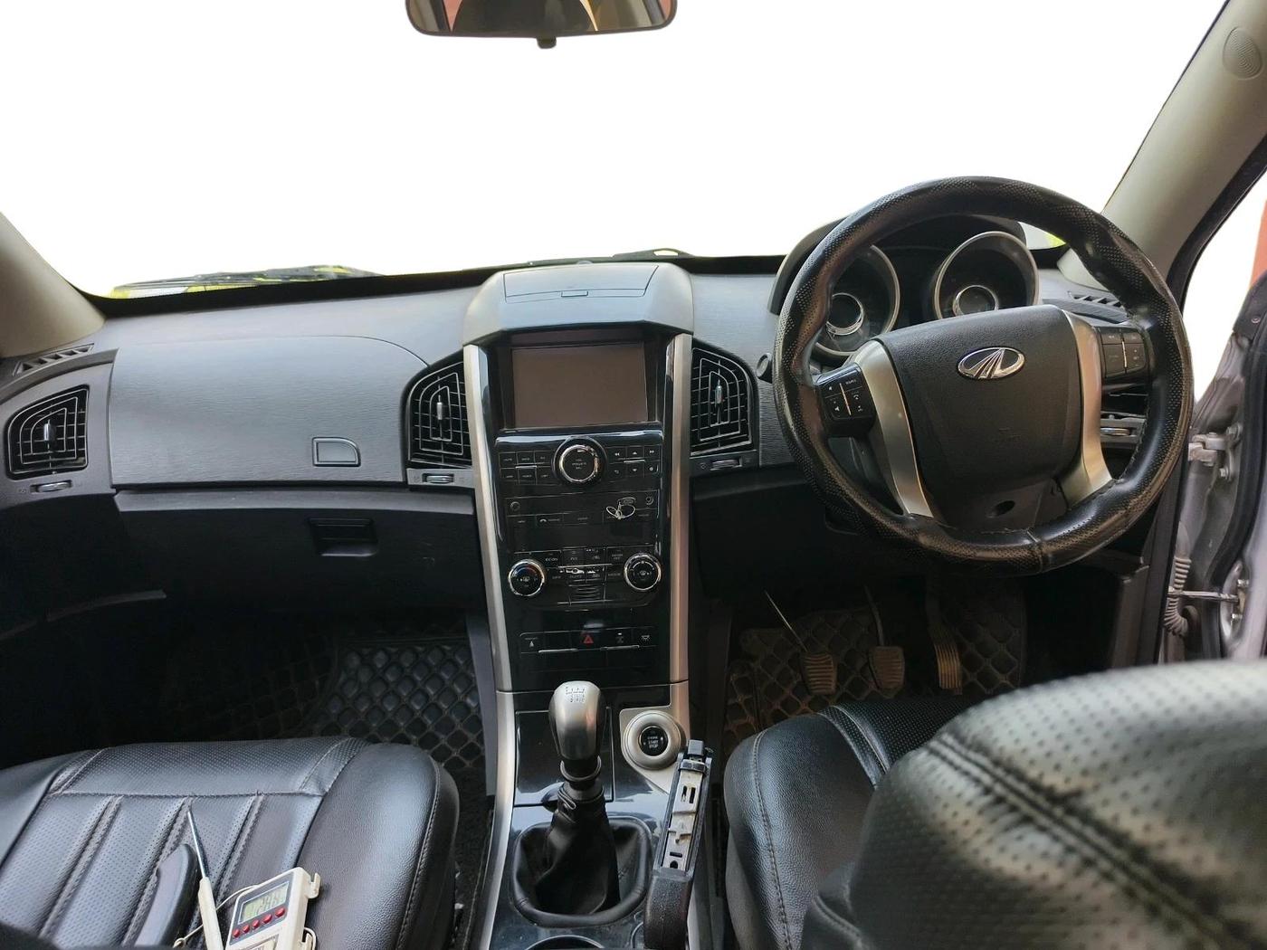 2018 Mahindra XUV500 W7, Diesel, Manual, 1,16,389 km, interior