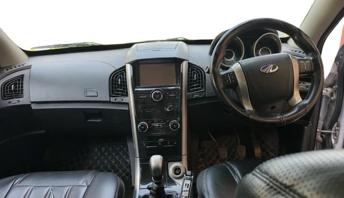2018 Mahindra XUV500 W7, Diesel, Manual, 1,16,389 km, interior