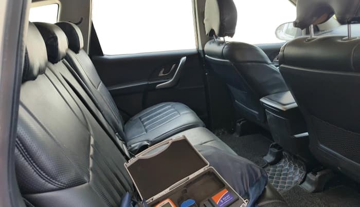 2018 Mahindra XUV500 W7, Diesel, Manual, 1,16,389 km, interior