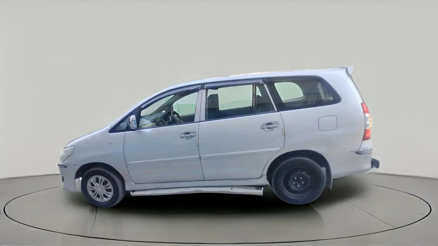 2013 Toyota Innova 2.5 GX 8 STR, Diesel, Manual, 2,62,801 km, exterior