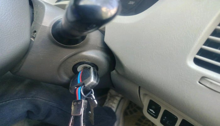 2013 Toyota Innova 2.5 GX 8 STR, Diesel, Manual, 2,62,801 km, interior