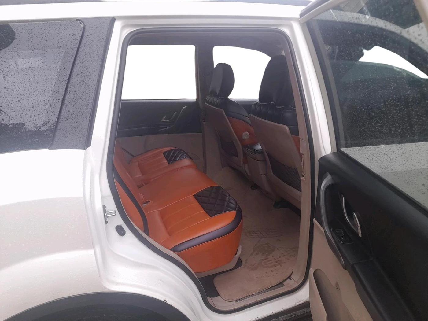 2017 Mahindra XUV500 W6, Diesel, Manual, 2,10,751 km, interior