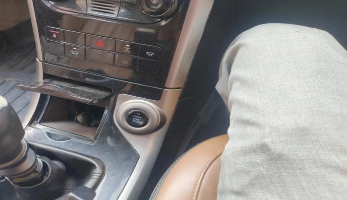 2018 Mahindra XUV500 W9, Diesel, Manual, 1,95,343 km, interior