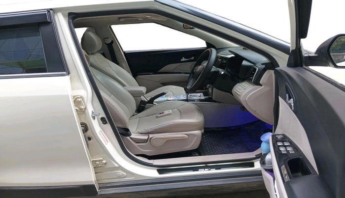 2021 Mahindra XUV300 W8 (O) 1.5 DIESEL AMT, Diesel, Automatic, 1,03,449 km, interior