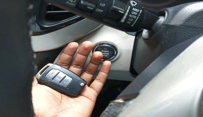 2021 Mahindra XUV300 W8 (O) 1.5 DIESEL AMT, Diesel, Automatic, 1,03,449 km, interior