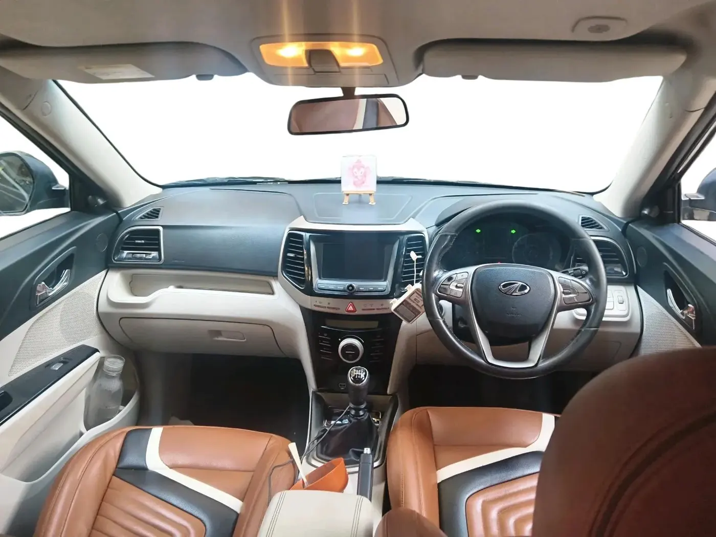 2020 Mahindra XUV300 W8 1.5 DIESEL, Diesel, Manual, 1,39,920 km, interior