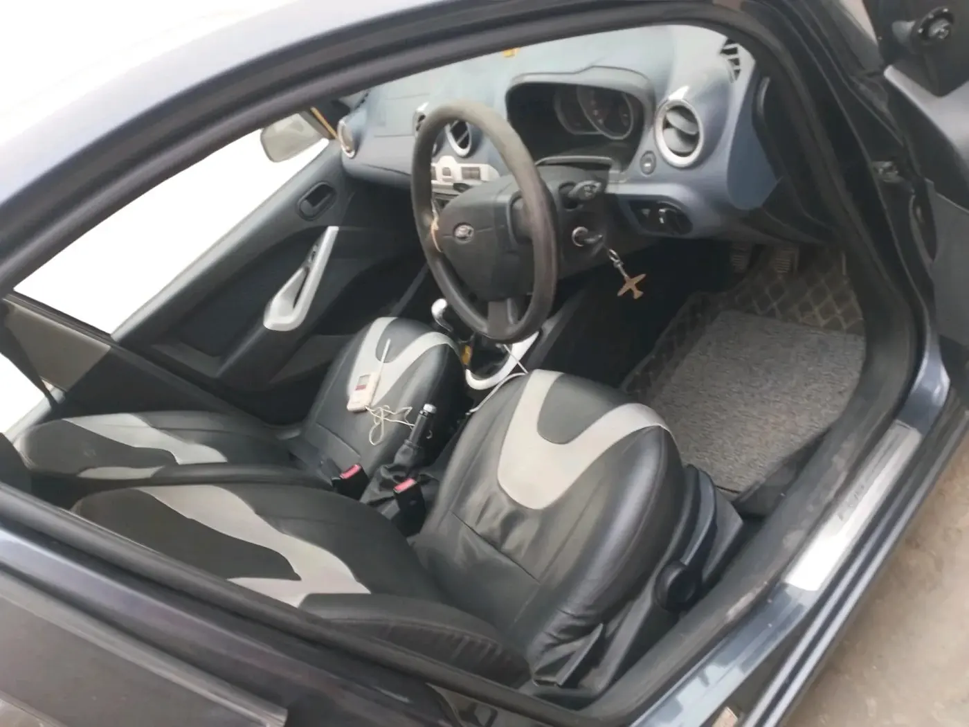 2013 Ford Figo ZXI 1.2 PETROL, Petrol, Manual, 75,797 km, interior
