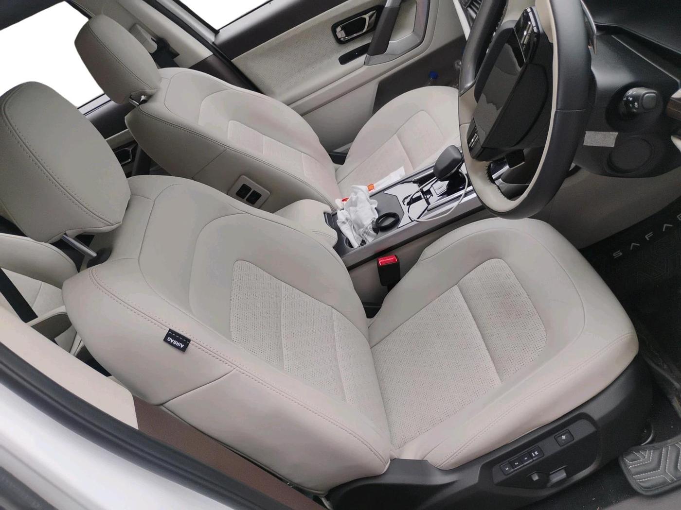 2025 Tata Safari ACCOMPLISHED PLUS 6 STR DUAL TONE AT, Diesel, Automatic, 12,604 km, interior