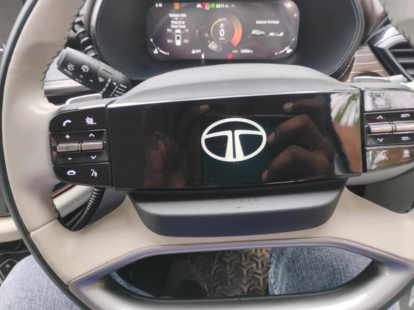 2025 Tata Safari ACCOMPLISHED PLUS 6 STR DUAL TONE AT, Diesel, Automatic, 12,604 km, interior