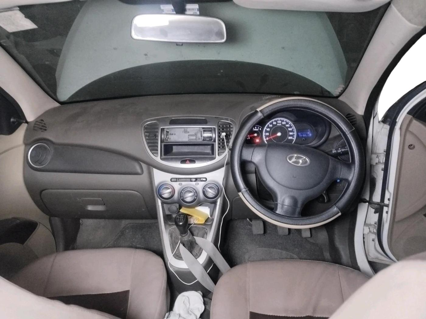 2014 Hyundai i10 MAGNA 1.1, Petrol, Manual, 33,102 km, interior