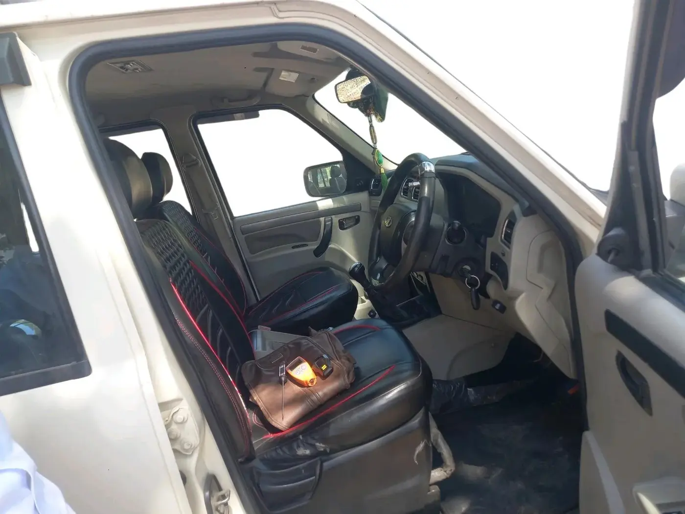 2016 Mahindra Scorpio S6 PLUS INTELLI-HYBRID, Diesel, Manual, 1,04,428 km, interior