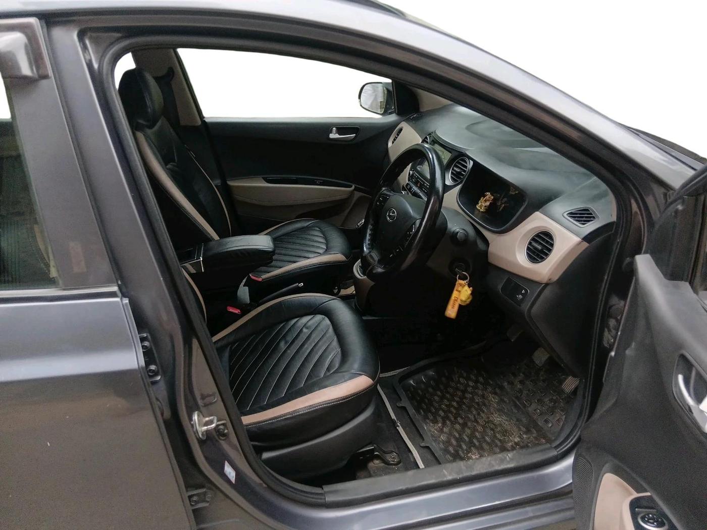2017 Hyundai Grand i10 SPORTZ (O) 1.2 KAPPA VTVT, Petrol, Manual, 1,22,069 km, interior