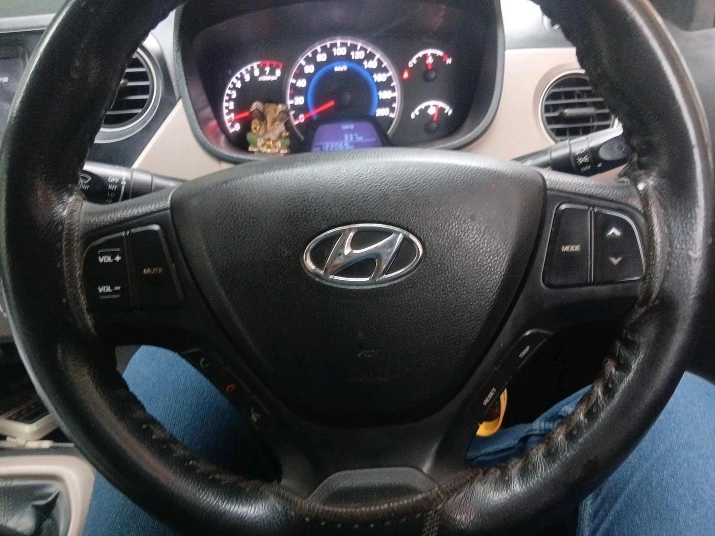 2017 Hyundai Grand i10 SPORTZ (O) 1.2 KAPPA VTVT, Petrol, Manual, 1,22,069 km, interior