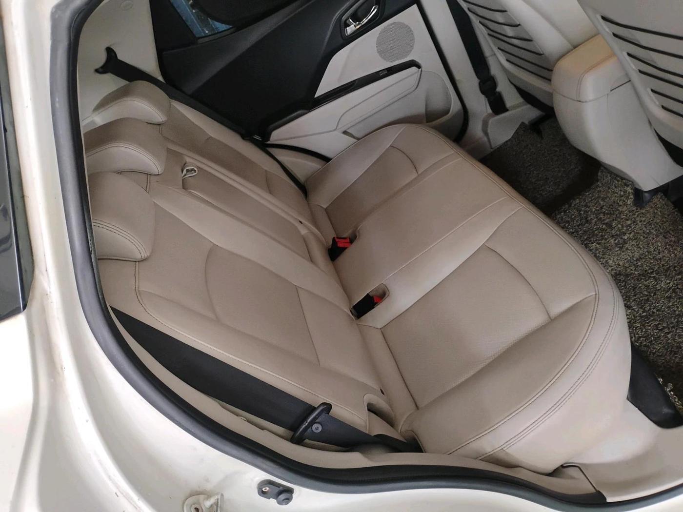 2019 Mahindra XUV300 W8 (O) 1.5 DIESEL, Diesel, Manual, 2,36,257 km, interior