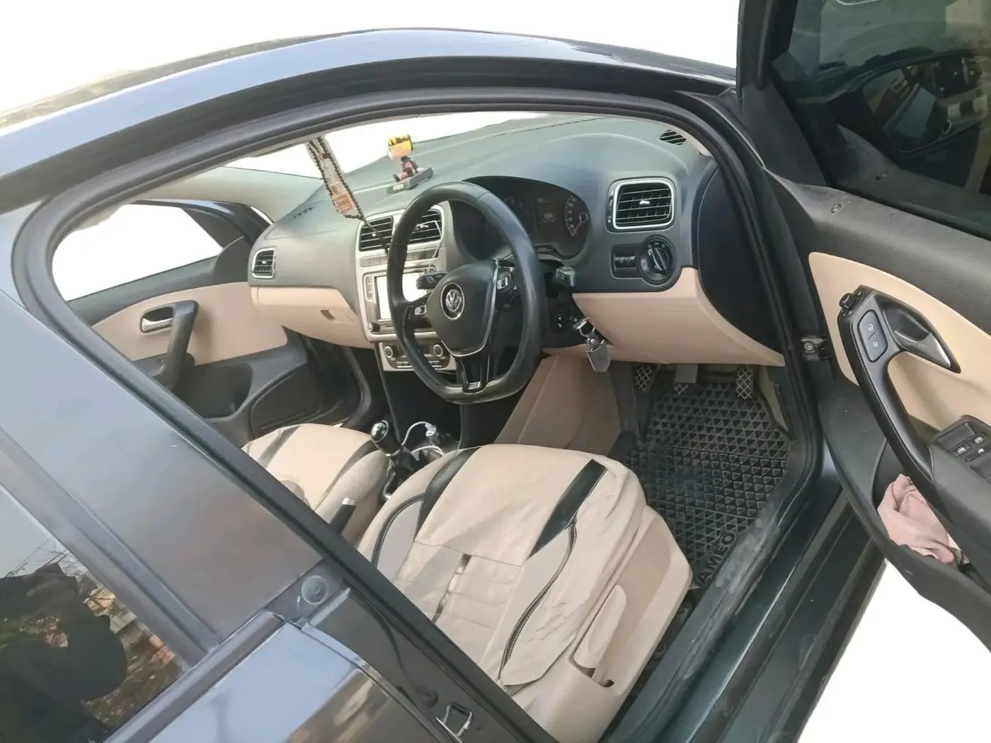 2018 Volkswagen Ameo HIGHLINE1.2L PLUS 16 ALLOY, Petrol, Manual, 70,038 km, interior