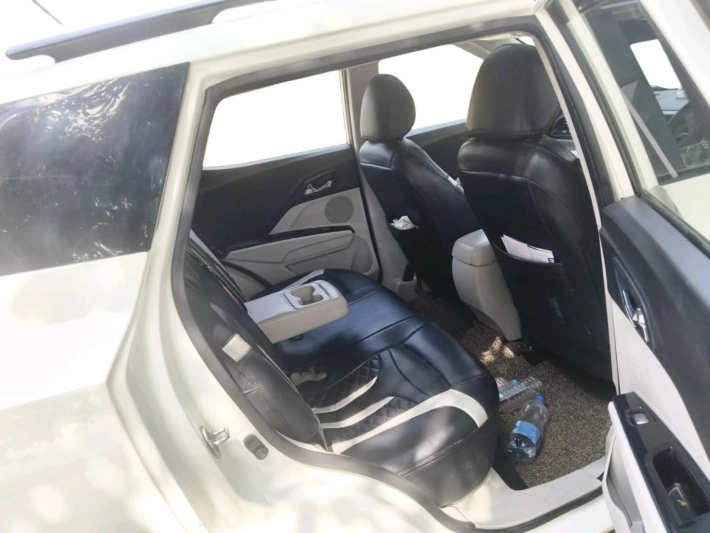 2022 Mahindra XUV300 W8 (O) 1.2 PETROL, Petrol, Manual, 1,05,184 km, interior