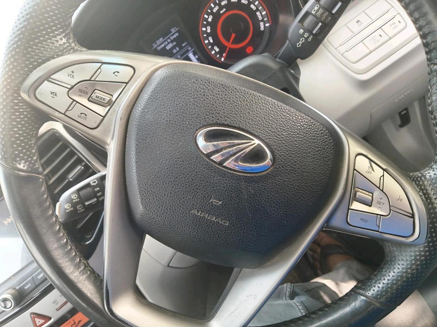 2022 Mahindra XUV300 W8 (O) 1.2 PETROL, Petrol, Manual, 1,05,184 km, interior
