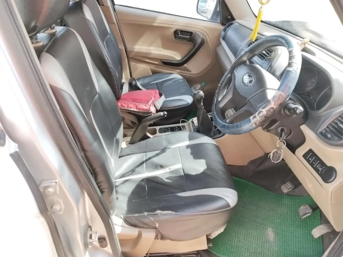 2017 Mahindra TUV300 T6 PLUS, Diesel, Manual, 86,804 km, interior