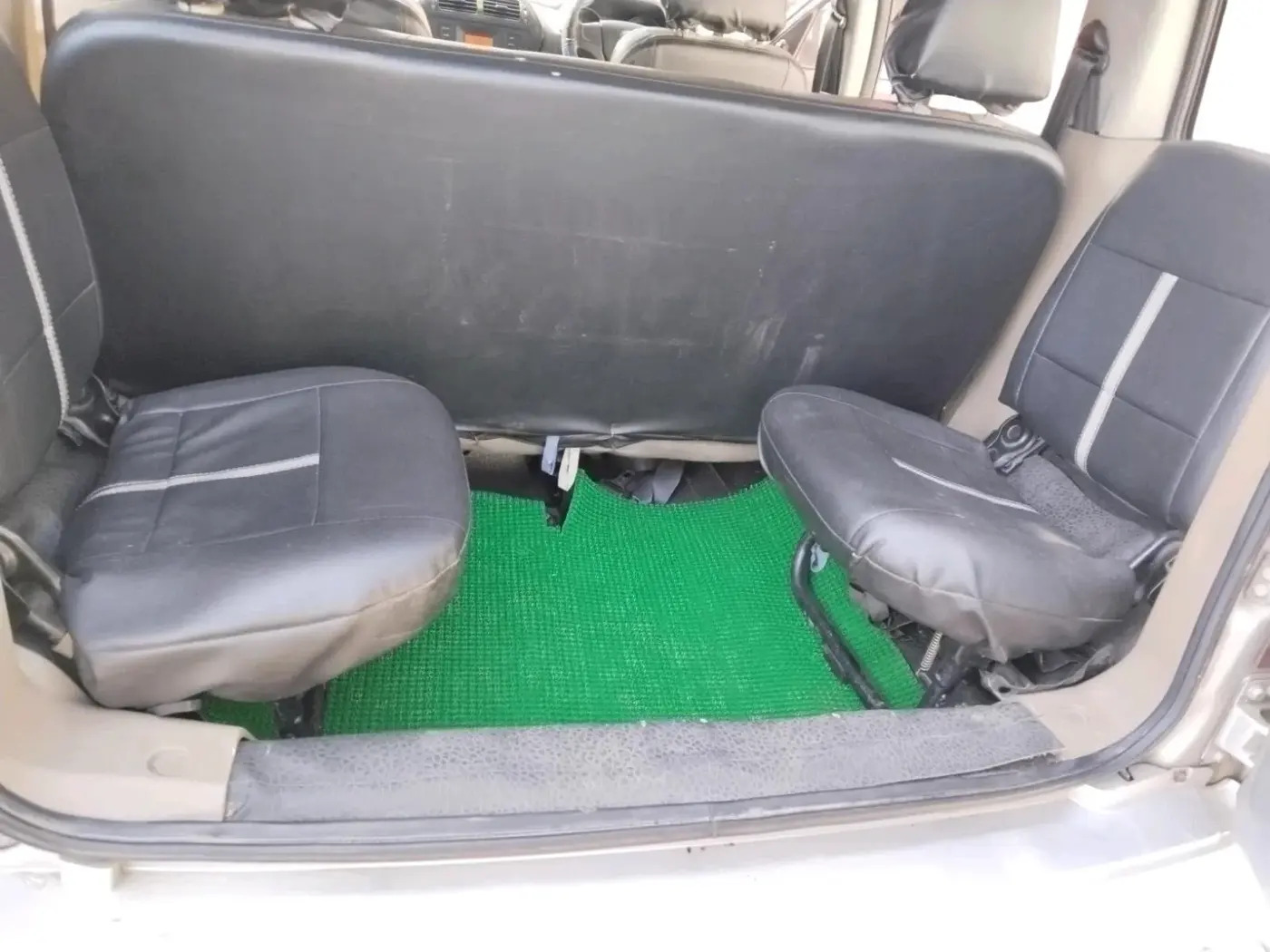 2017 Mahindra TUV300 T6 PLUS, Diesel, Manual, 86,804 km, interior