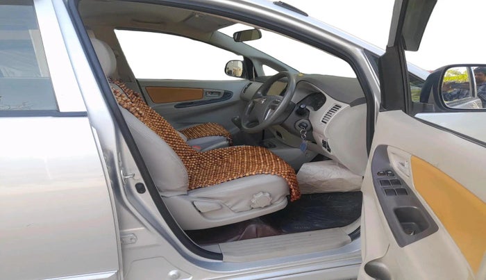 2014 Toyota Innova 2.5 GX 7 STR, Diesel, Manual, 78,087 km, interior