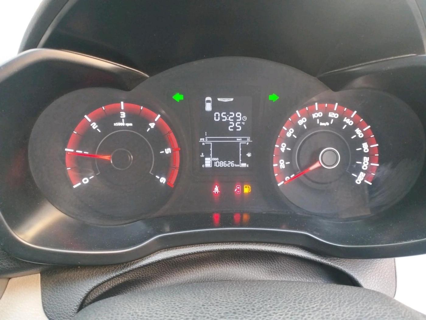 2020 Mahindra XUV300 W6 1.5 DIESEL, Diesel, Manual, 1,08,626 km, interior